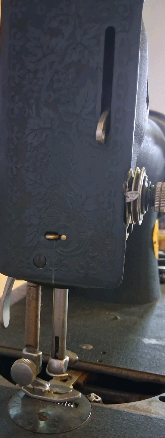 1940’s Singer Sewing Machine w/ Bentwood Case / Cord Is Not Attached But Include