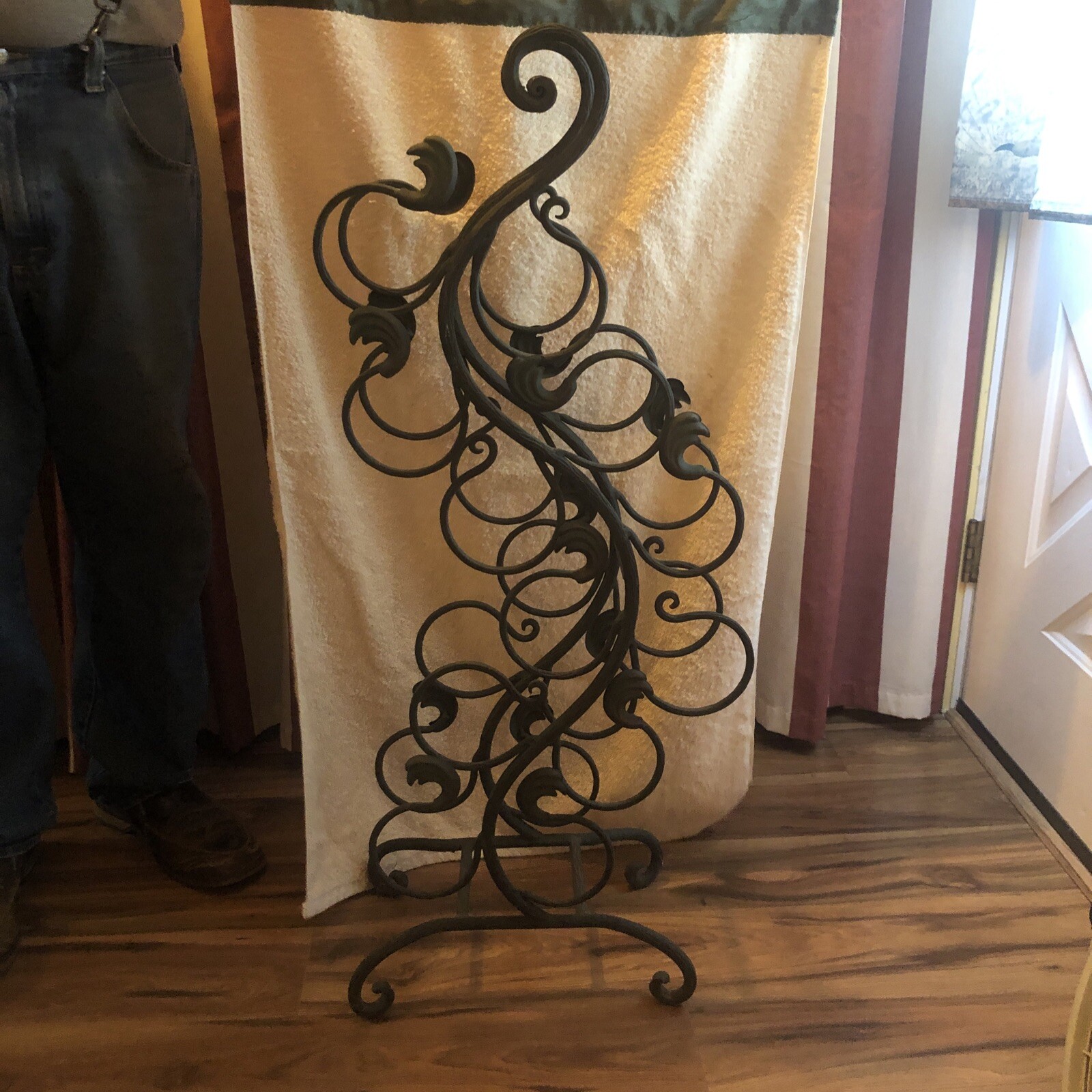 Wrought Iron Wine/Towel Rack Free Standing Victorian Scroll Green Tone Leaf
