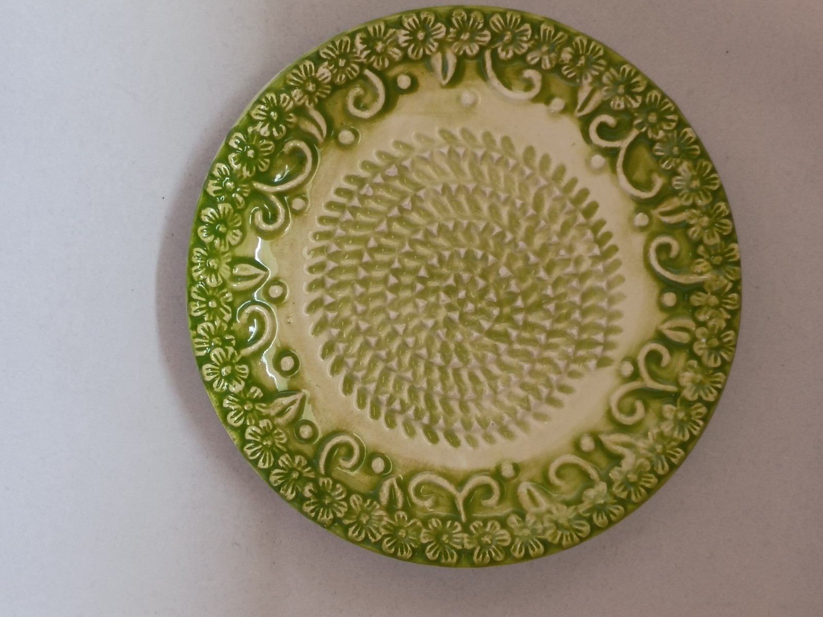 Hand Crafts Garlic Nutmeg Grater Plate Ceramic Green Floral Pattern Great cond.