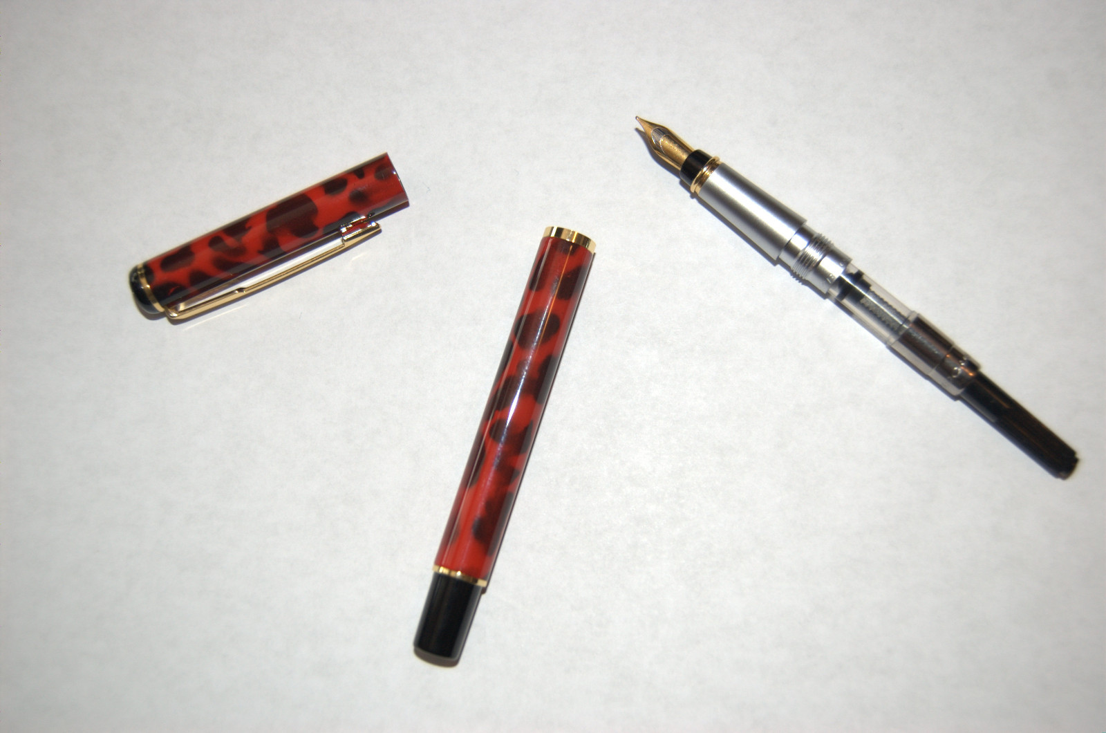 BAOER 801 Fountain Pen, Red/Black with 5 ink cartridges. Free Shipping!
