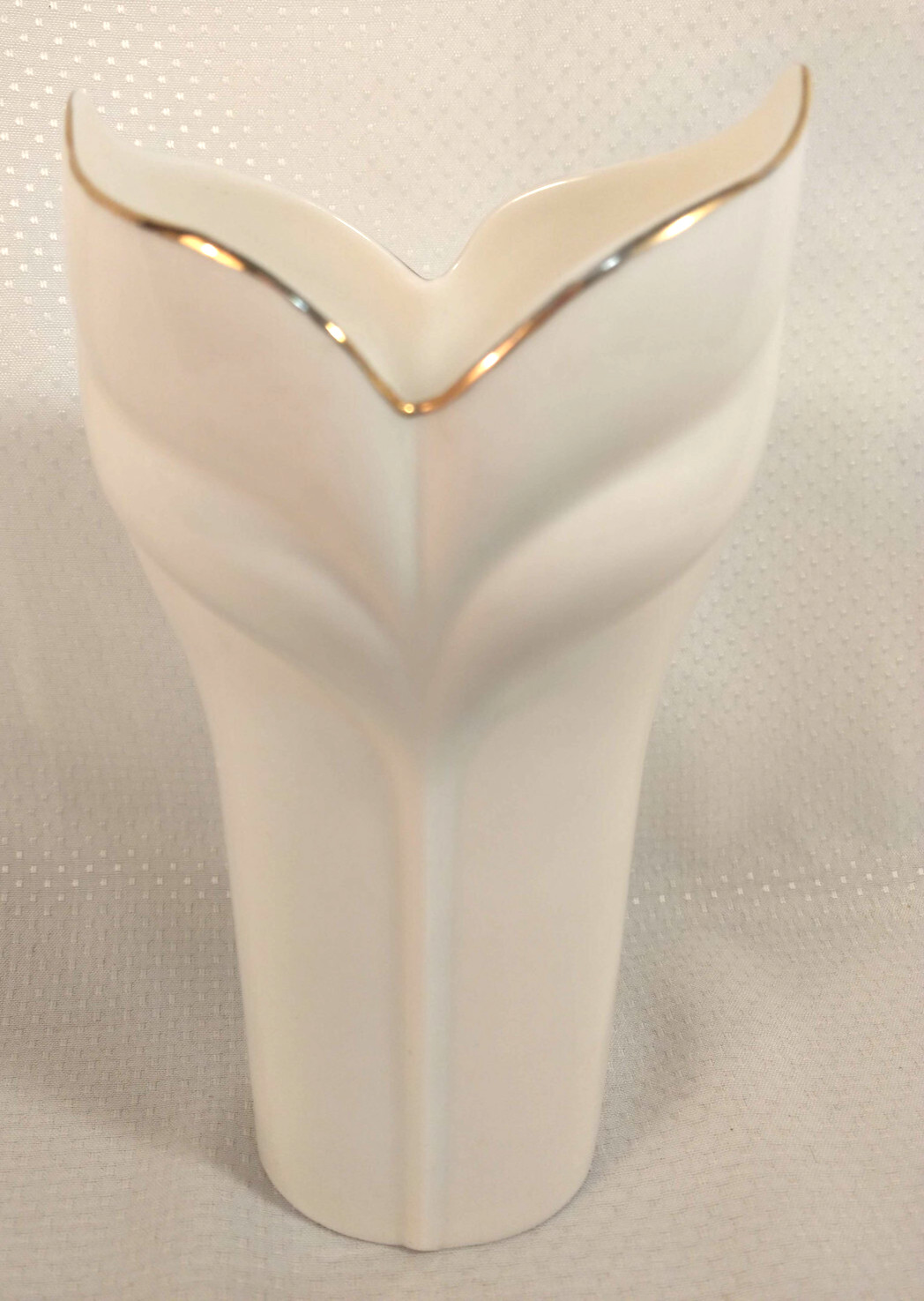 Royal Crown Porcelain 7″ Tall 3.5″ Diameter W/ Top 2.5″ Lily Vase Base Gold Gilt