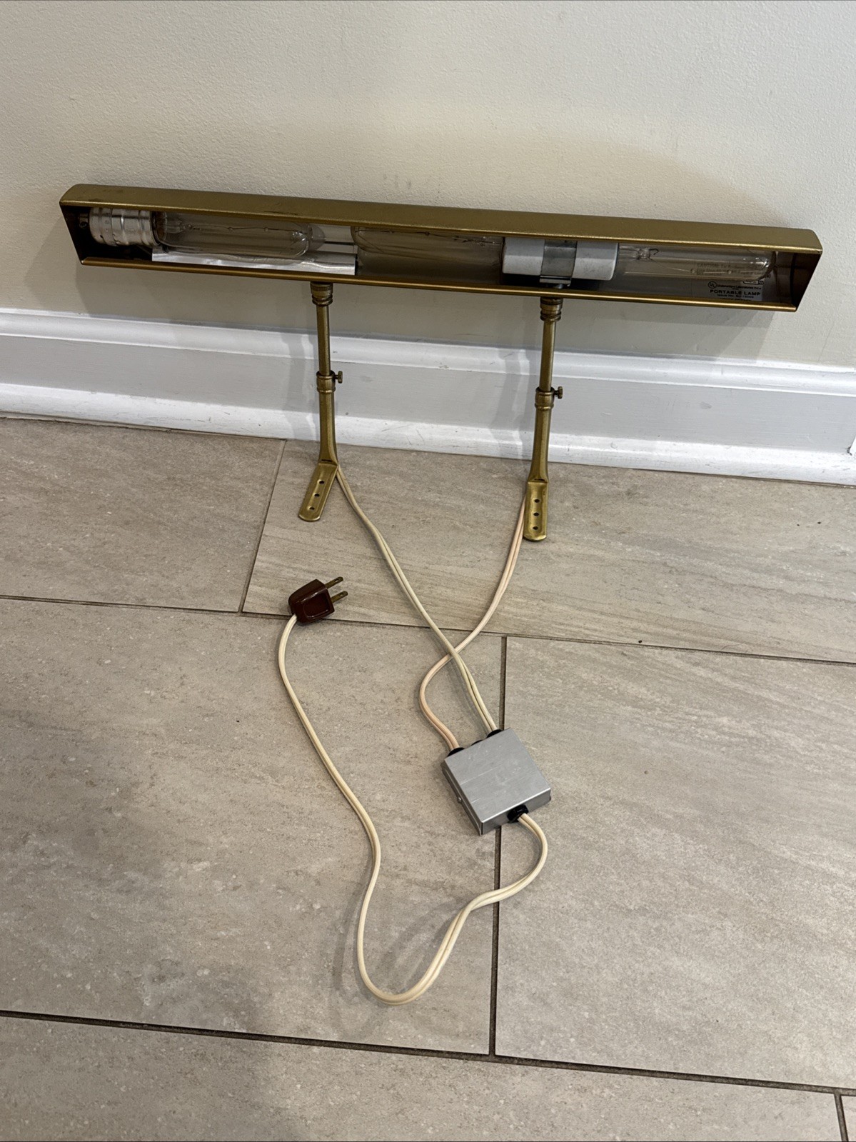 MCM Underwriters Laboratories Brass Light Lamp Wall Frame Mount BJ 15-15059 WORK