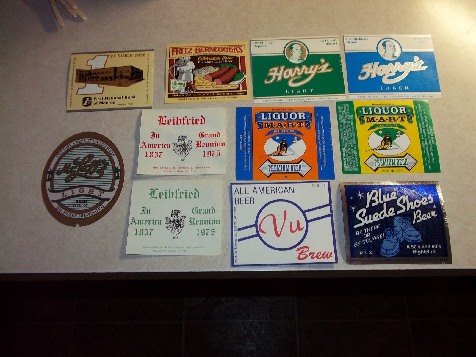 11 Different Scarce HUBER BREWING PRIVATE BEER BOTTLE LABELS Monroe Wisconsin Wi