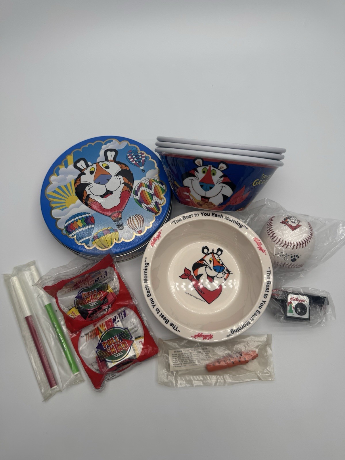 **VINTAGE KELLOGG’S THEMED COLLECTOR’S LOT (8 ITEMS TOTAL)**