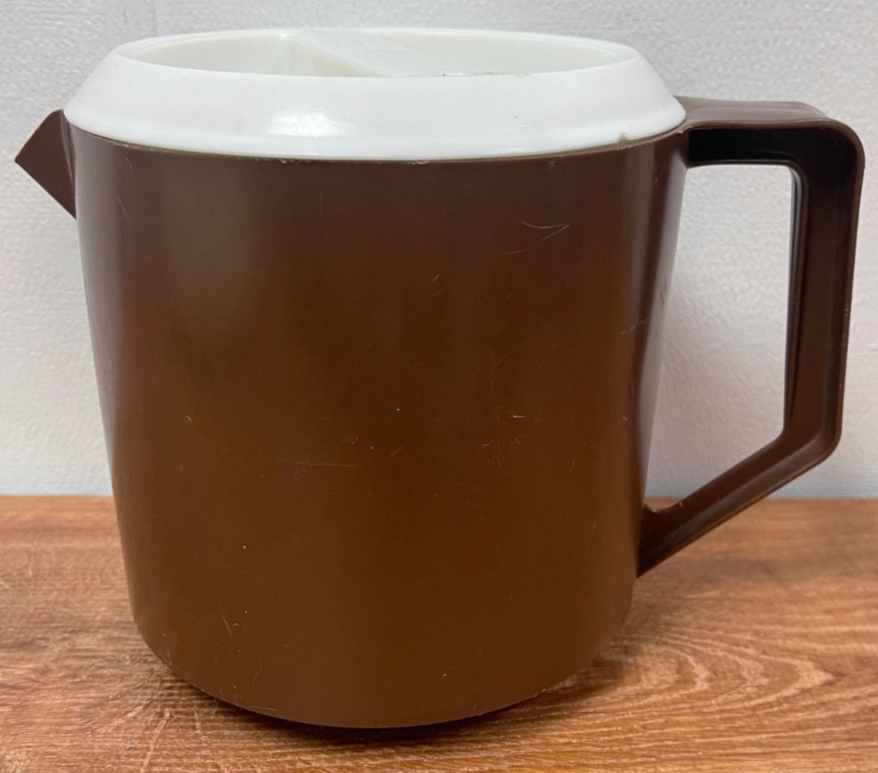 Rubbermaid Vintage Pitcher 1 1/2 Quarts Brown Plastic 1.5 qt Slotted Lid