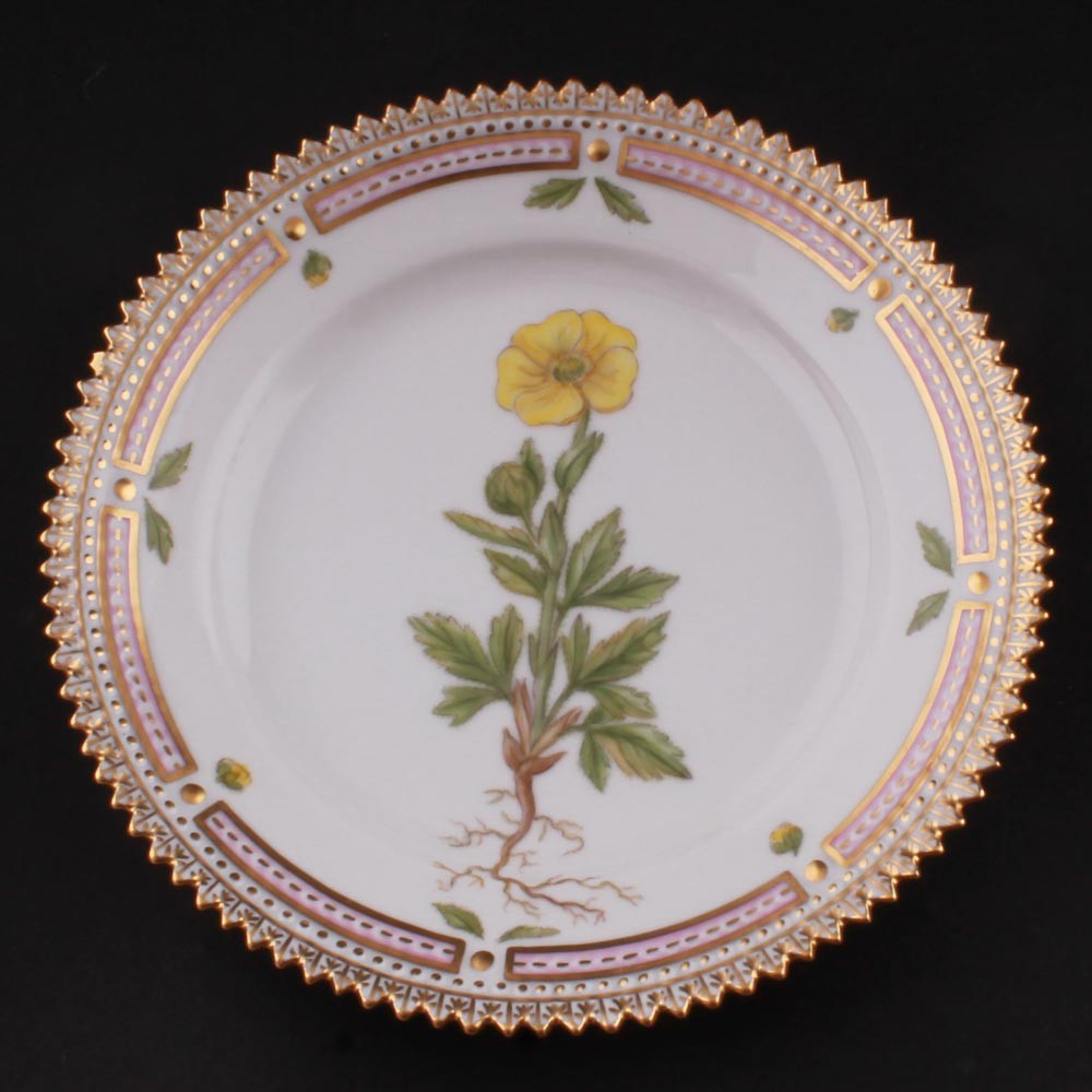 Royal Copenhagen Flora Danica Porcelain Plate # 20/3552. FREE SHIPPING