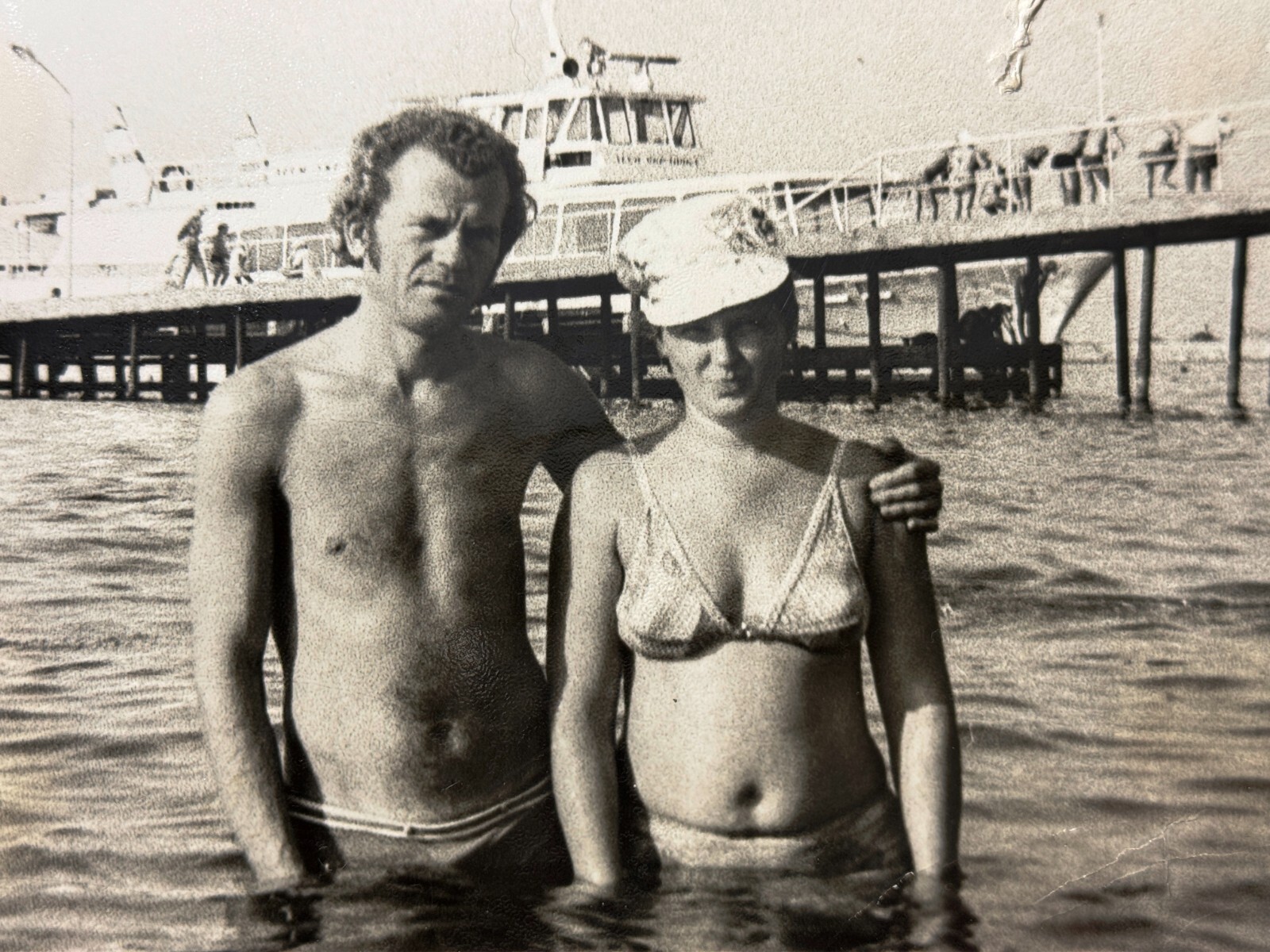 Gay Interest 1981 Shirtless Man Trunks Woman Beach Soviet Vtg Snapshot Photo