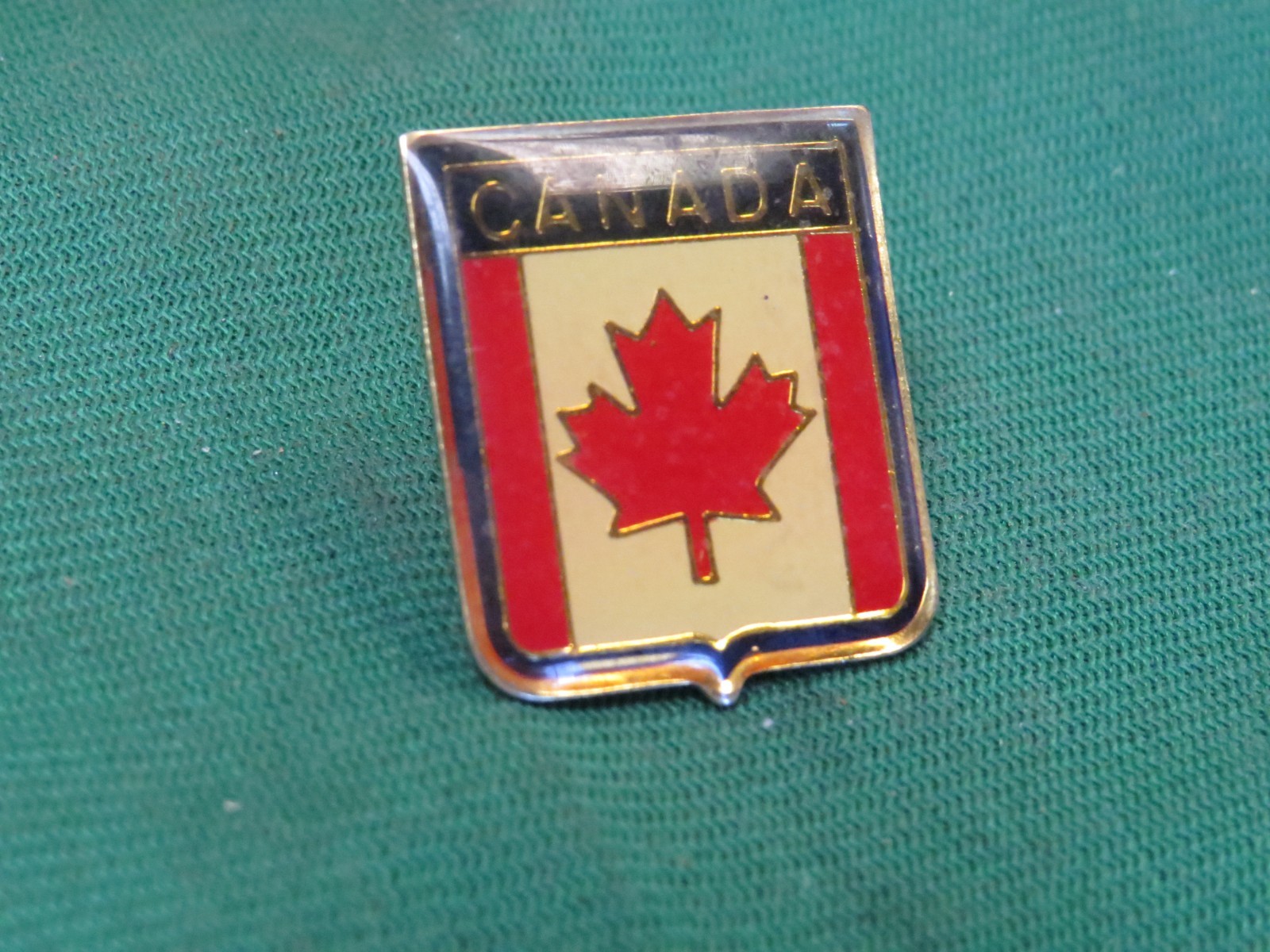 CANADA FLAG – RED MAPLE LEAF – VINTAGE LAPEL PIN – HAT PIN – PINBACK