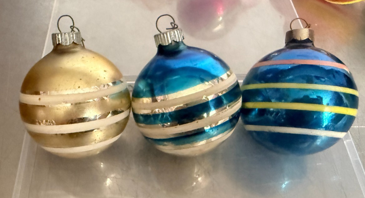17 Vintage SHINY BRITE Ornaments stripe, indent stencil, solid 3″