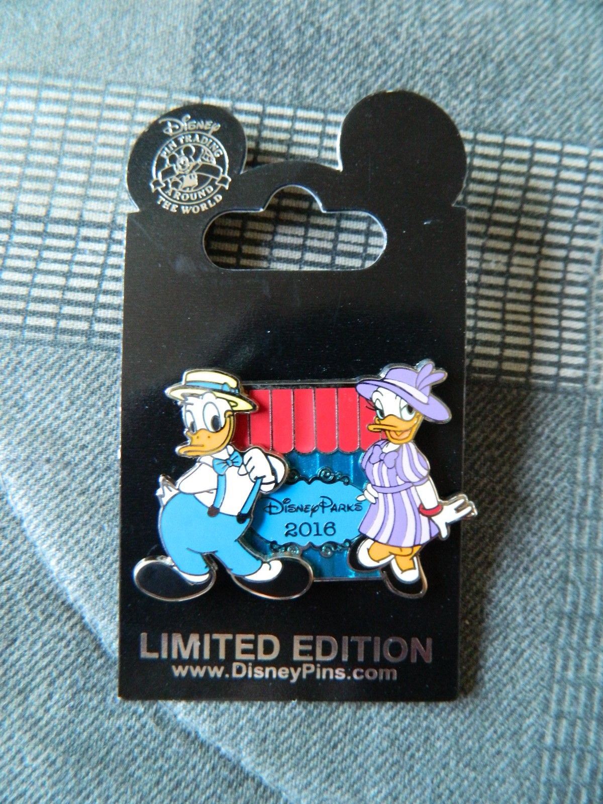 Disneyland Donald Duck and Daisy Duck Disney Parks Limited Edition Pin Brand New