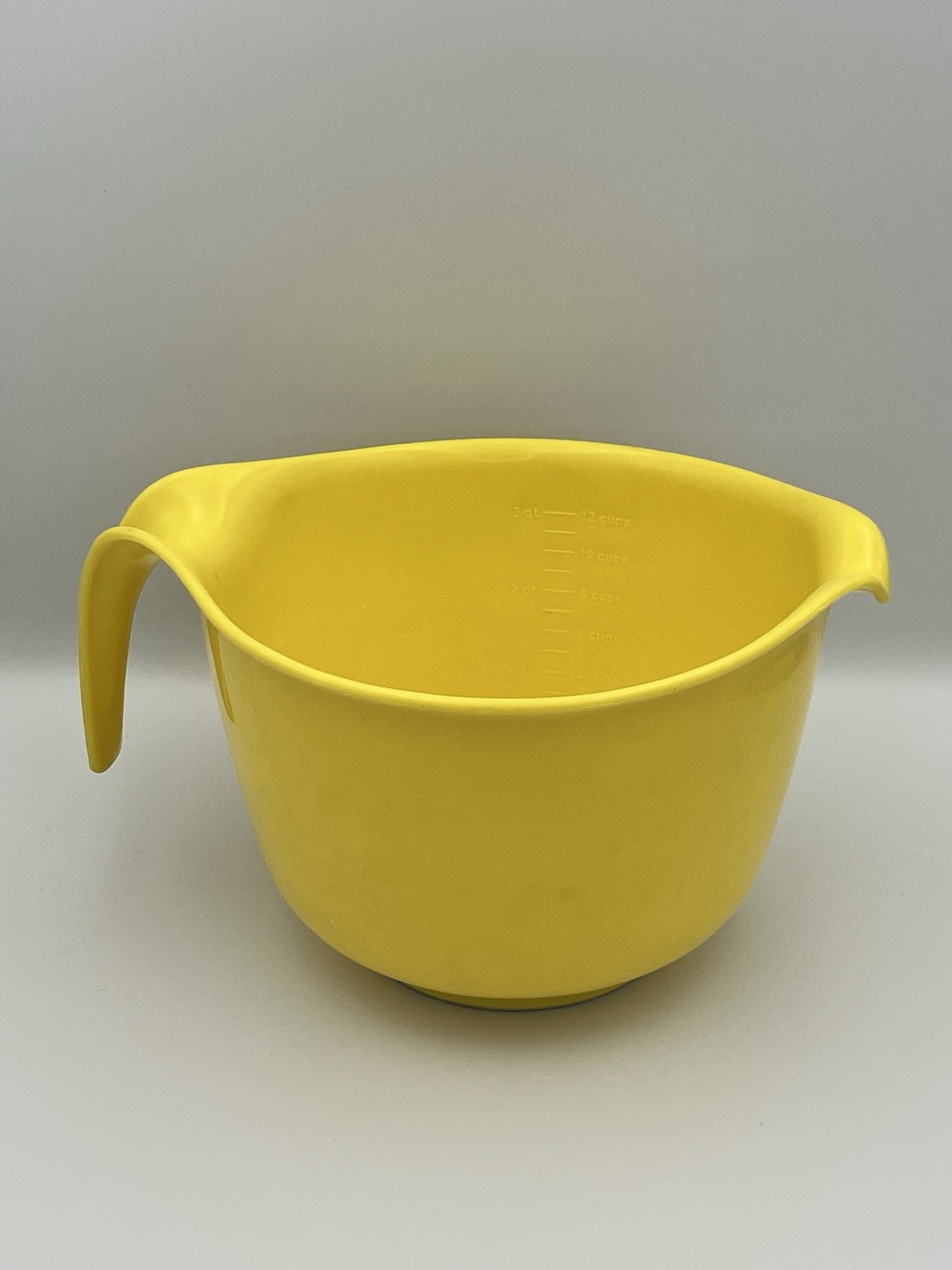 RUBBERMAID 3 QT 12 CUP #2663 YELLOW MIXING BATTER BOWL W/ POUR SPOUT & HANDLE