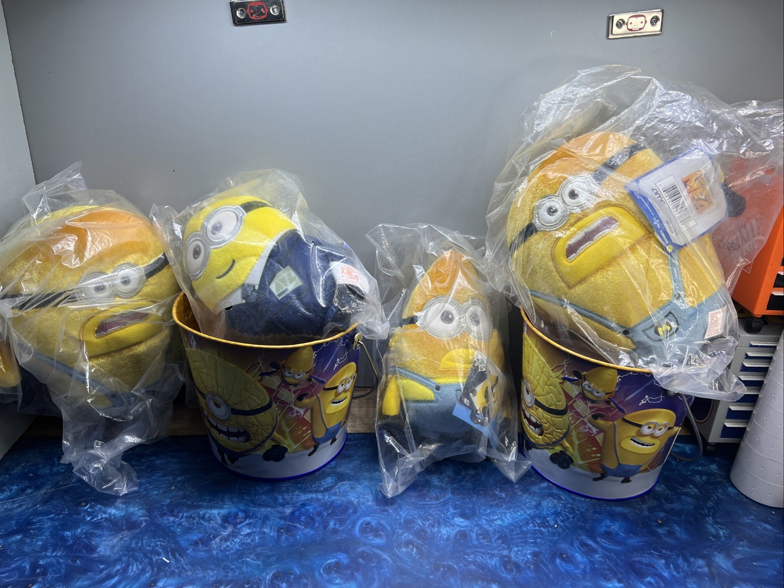 New DESPICABLE ME 4 – 4 Minions PLUSH + 2 Collectible Tin **AMC Exclusive
