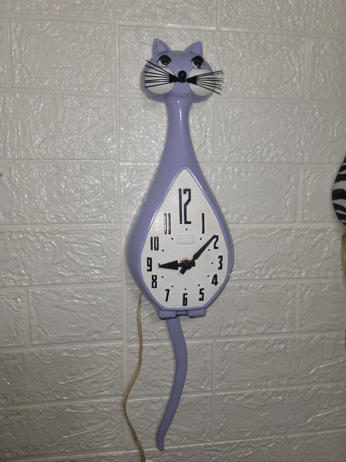 Rare 50s/60s Spartus Here Kitty Purple Inviolet Kitty clock. Working tail/eyes.