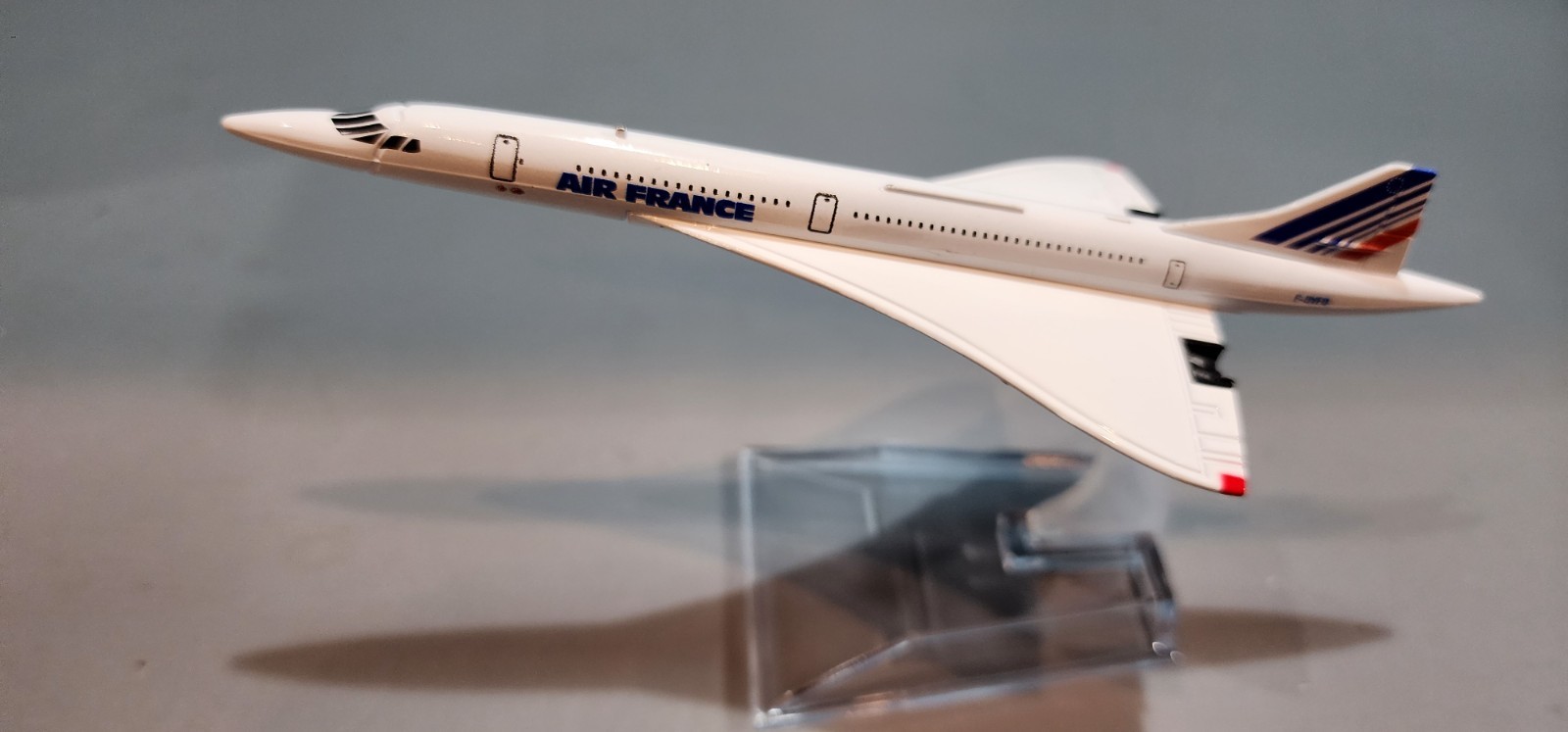 AIR FRANCE “CONCORDE” (REG. F-BVFB) 1:400 SCALE METAL MODEL W/DISPLAY STAND