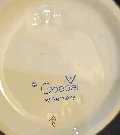 Goebel M.I. Hummel # 374 Lost Stocking TMK-5 Last Bee 1st Available TMK! 4.625″