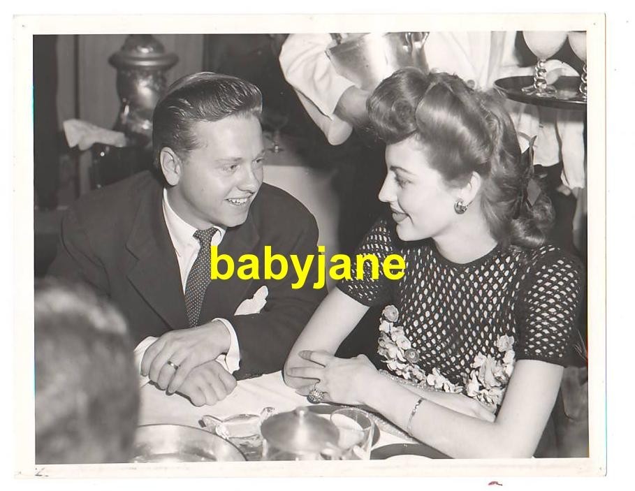 AVA GARDNER MICKEY ROONEY ORIGINAL 6.5X8.5 PHOTO 1943 DINE AT CIROS IN KNIT GOWN