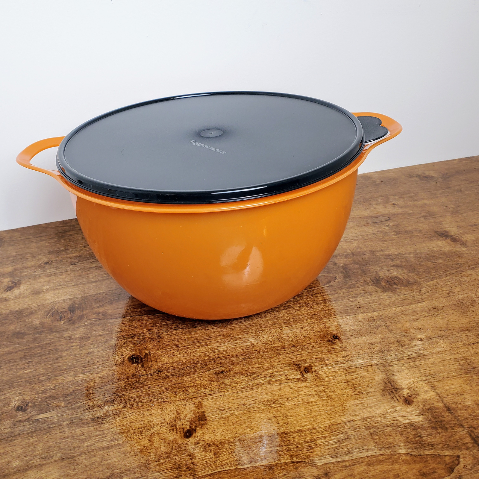 New TUPPERWARE Large Mega Glitter THATSA Bowl Orange, Black Seal 42 cup #5377