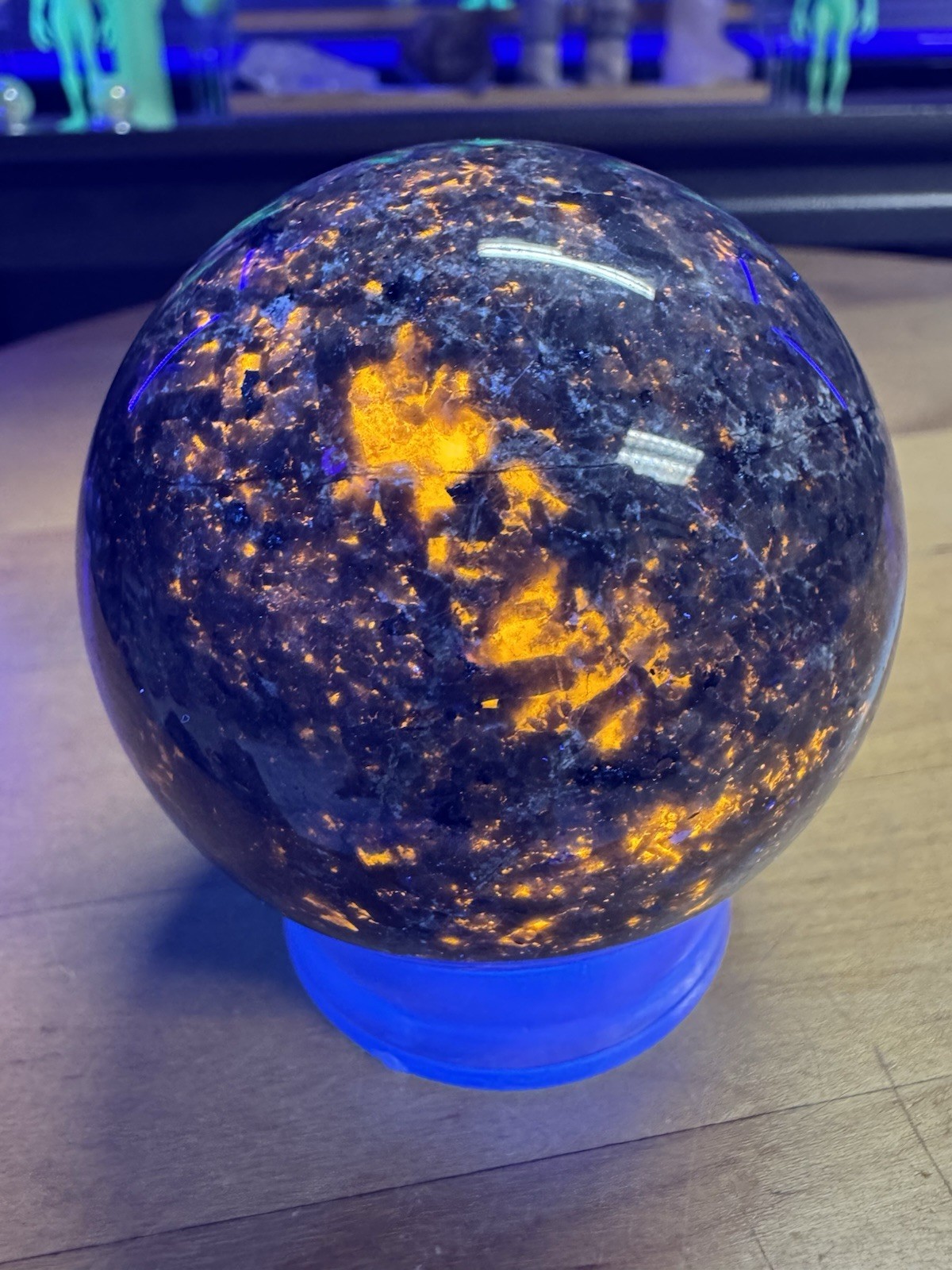 7368 Yooperlite Polished Sphere Uv Reactive 64mm 2.6”DIA Wt. 13 Oz.