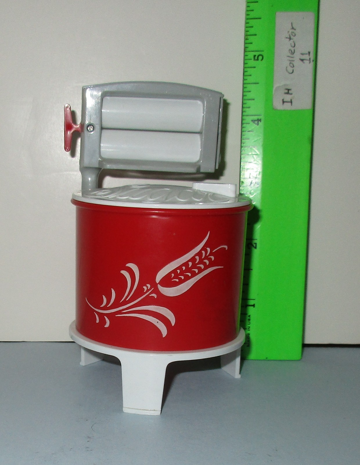 Vintage washing machine w/ salt & pepper shakers & sugar bowl, never used.