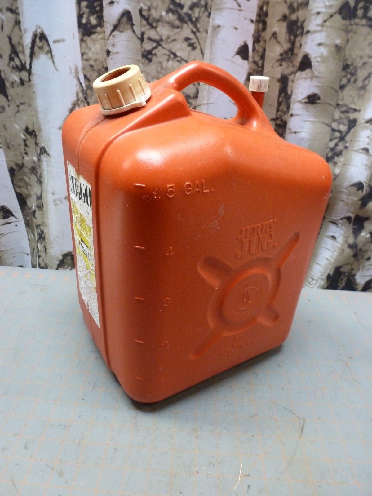 (B) Cargo Jerry Jug Red Gasoline by Igloo 5 Gallon Plastic Gas Can 1408 No Spout
