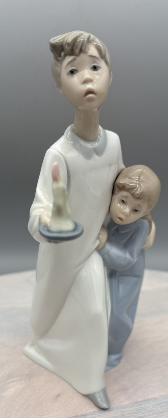 Vtg Lladro Figurine #4874 Boy in Night Shirt candle Porcelain Glossy Finish 8.5″