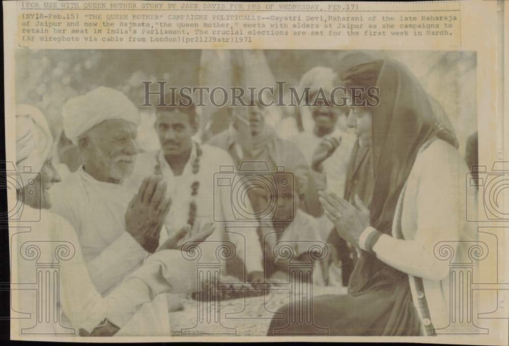 1971 Press Photo Maharani Gayatri Devi meets with elders at Jaipur, India