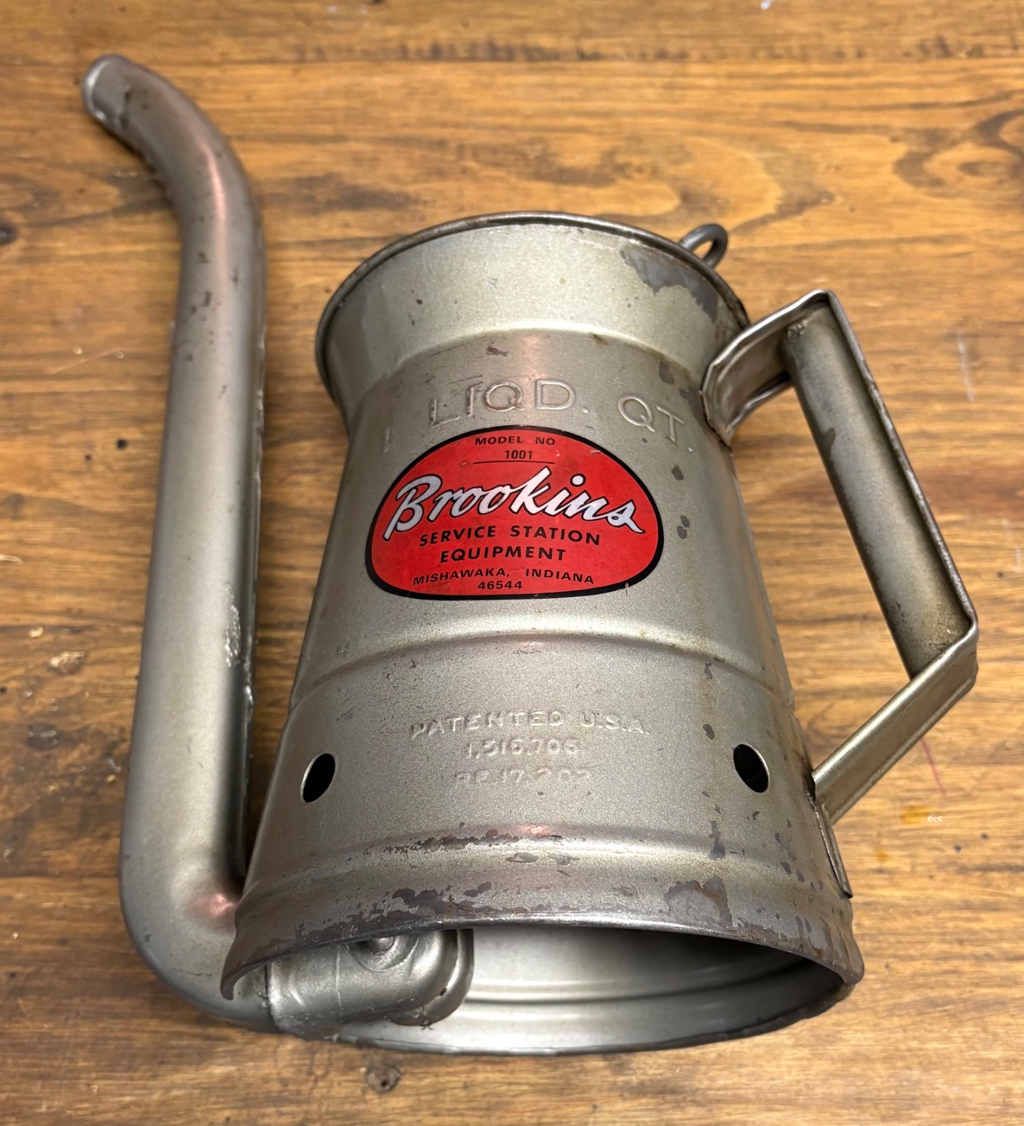 Vintage Brookins 1 Quart Oil Can Model 1001 Metal with Swing Spout