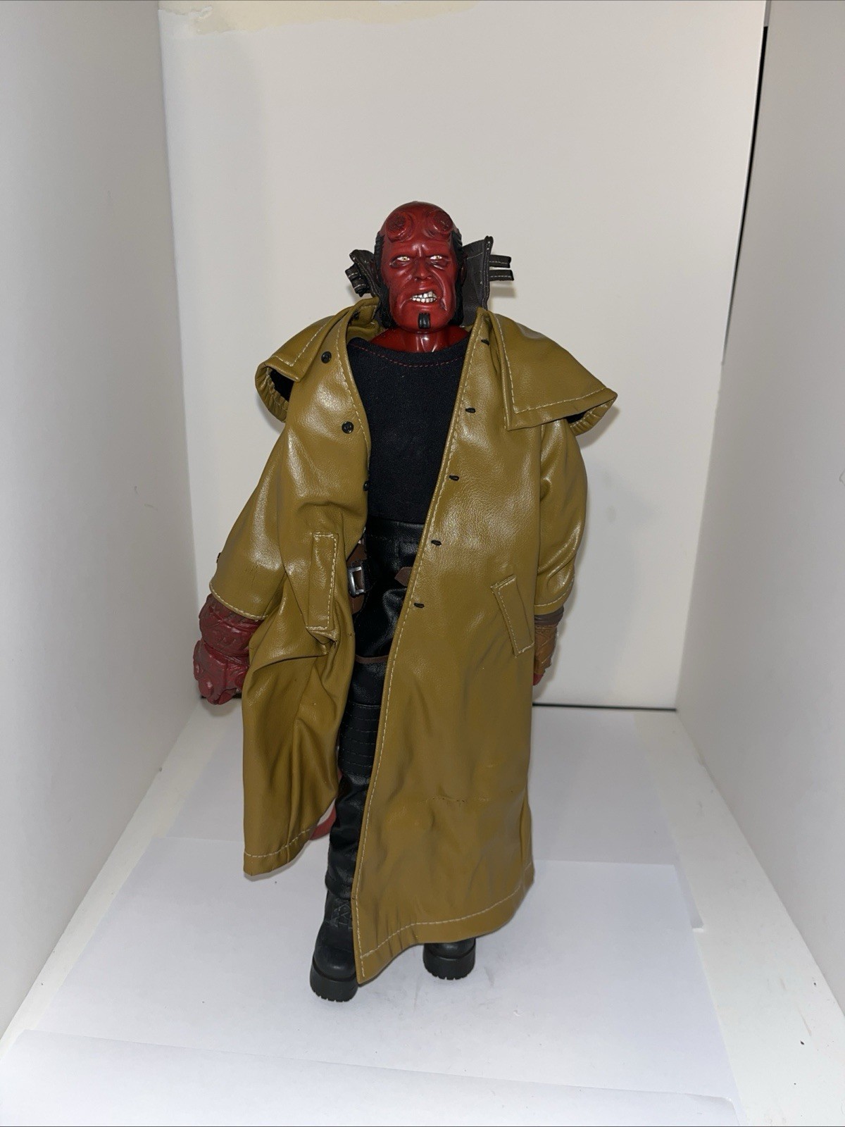 HELLBOY 12″ Movie Version Figure 1:6 Dark Horse Comics sideshow