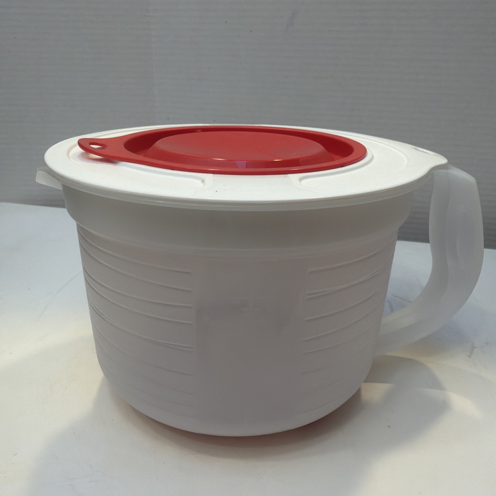 Tupperware Mix N Store Mixing Pitcher 8 cup Anti-skid, Splash Guard, Red/white