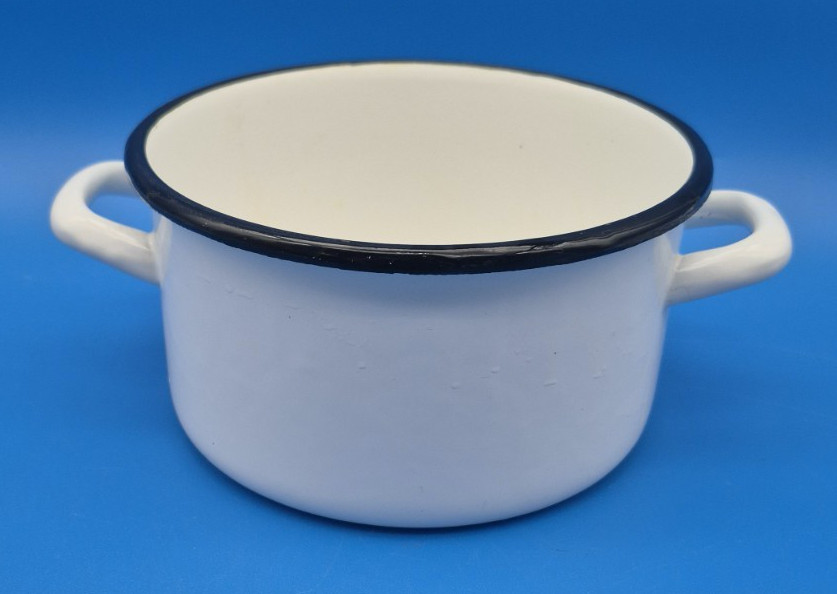 VINTAGE ENAMELWARE WHITE W/BLACK TRIM STOCK POT 4″ T X 7″ Dia. NO LID 2 QUARTS