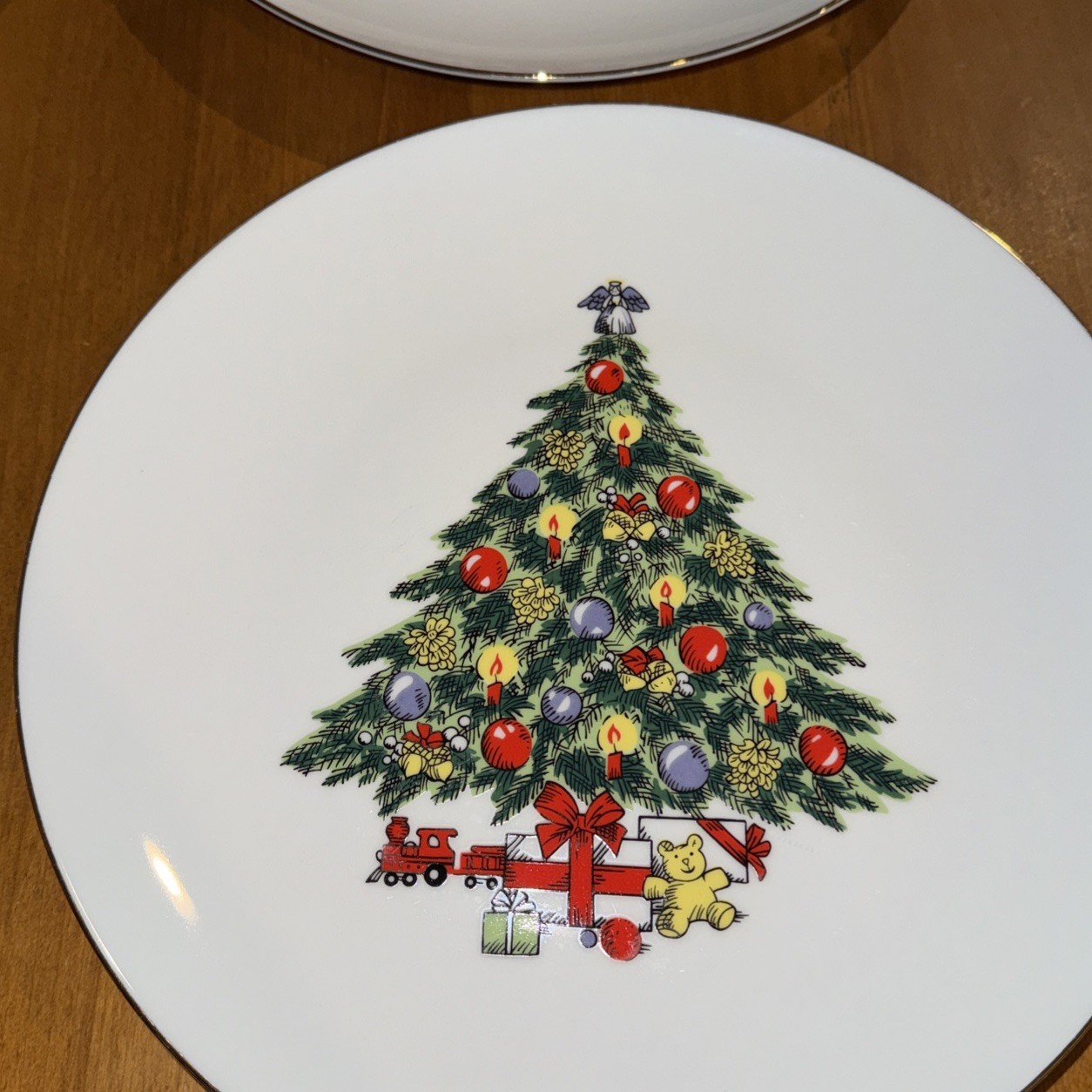 Christmas Treasure Dinner Plates Set of 4 10.5” Vintage Jamestown China Gold Rim