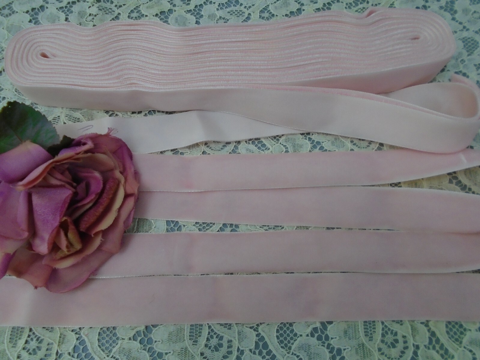 VINTAGE LUXURIOUS 1940s SPAIN SOFT VELVET RIBBON 7/8″ PINK FROST