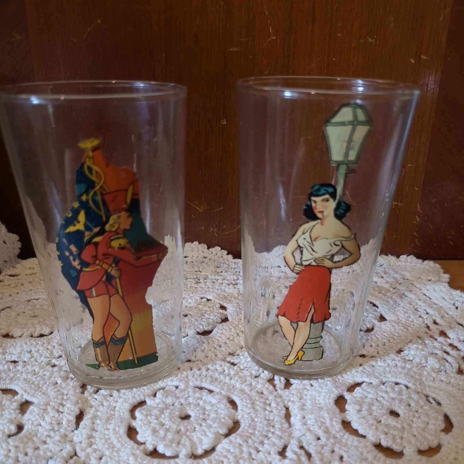 40s VINTAGE PEEK-A-BOO PIN UP RISQUE NOVELTY COCKTAIL DRINKING GLASSES SET OF 2
