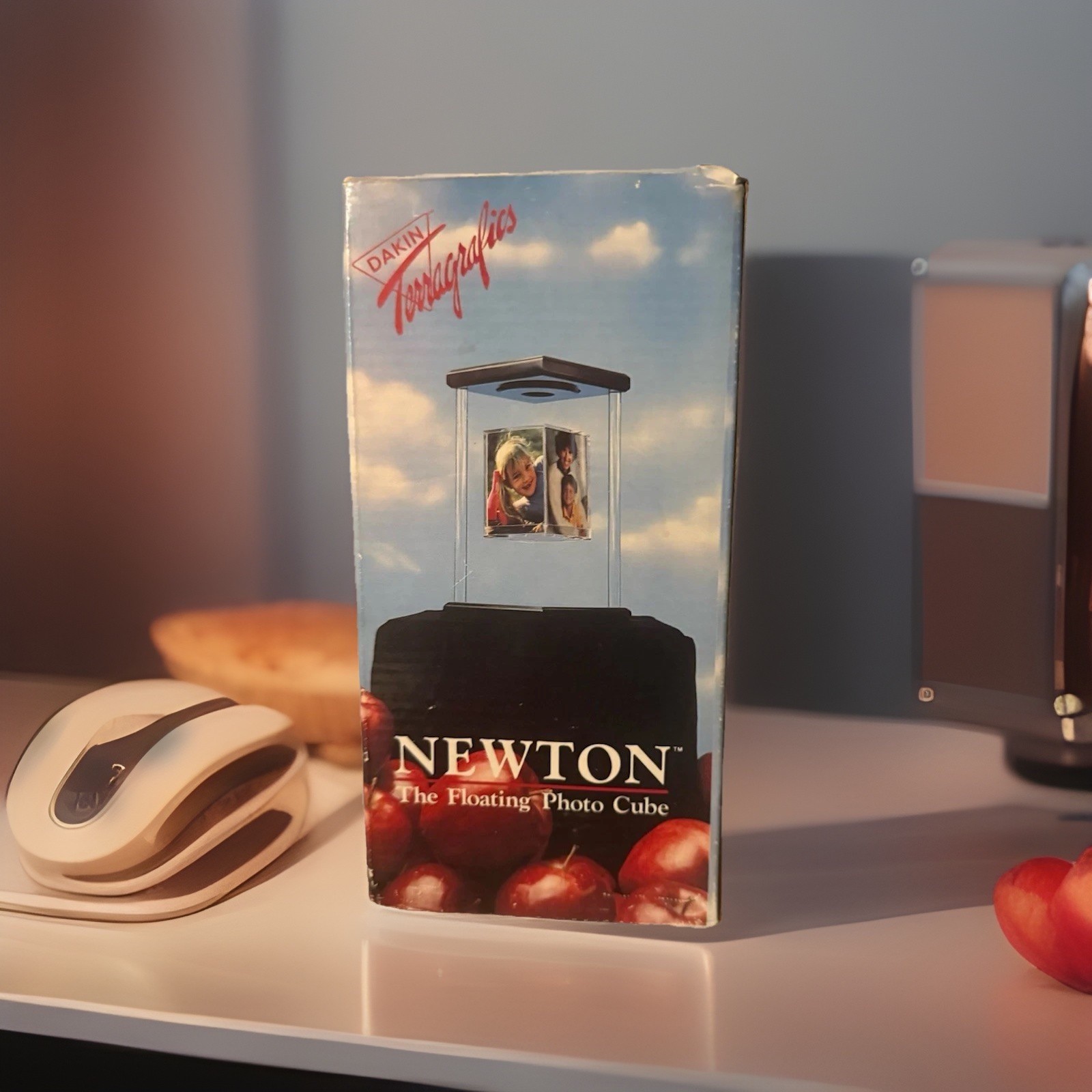 Dakin Terragrafics 1989 Newton Floating Photo Cube Photo Size 2 x 3 NIB