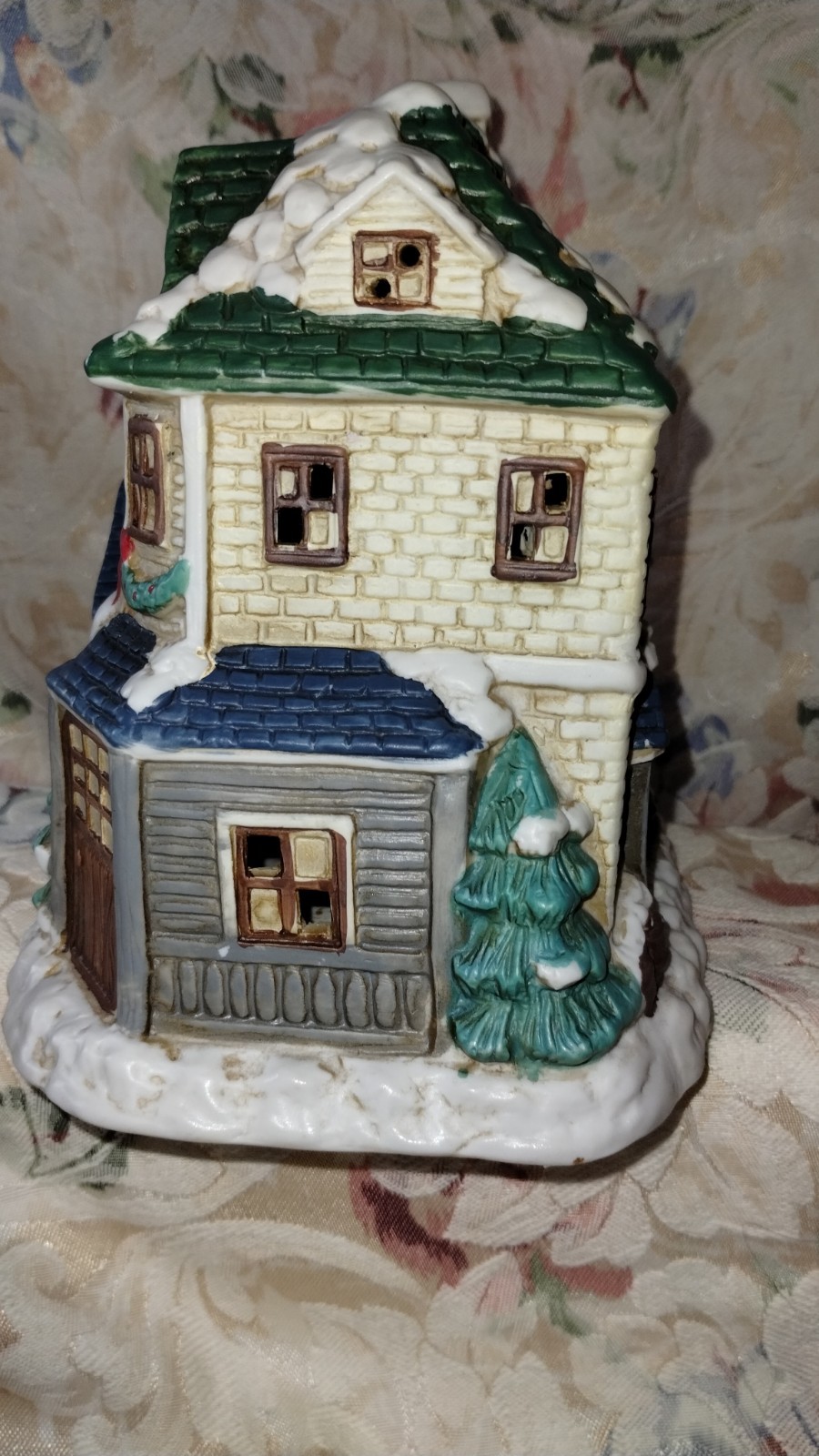 mervyns village square christmas village / Village Inn/ See Description
