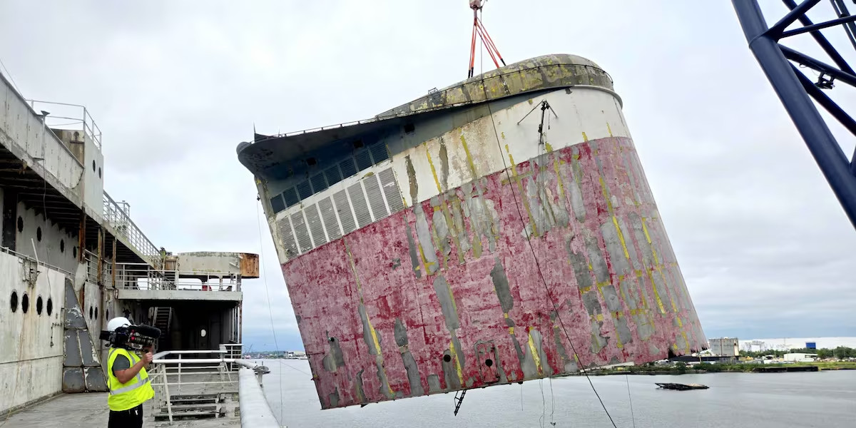 SS UNITED STATES – PHOTO – THE STACK
