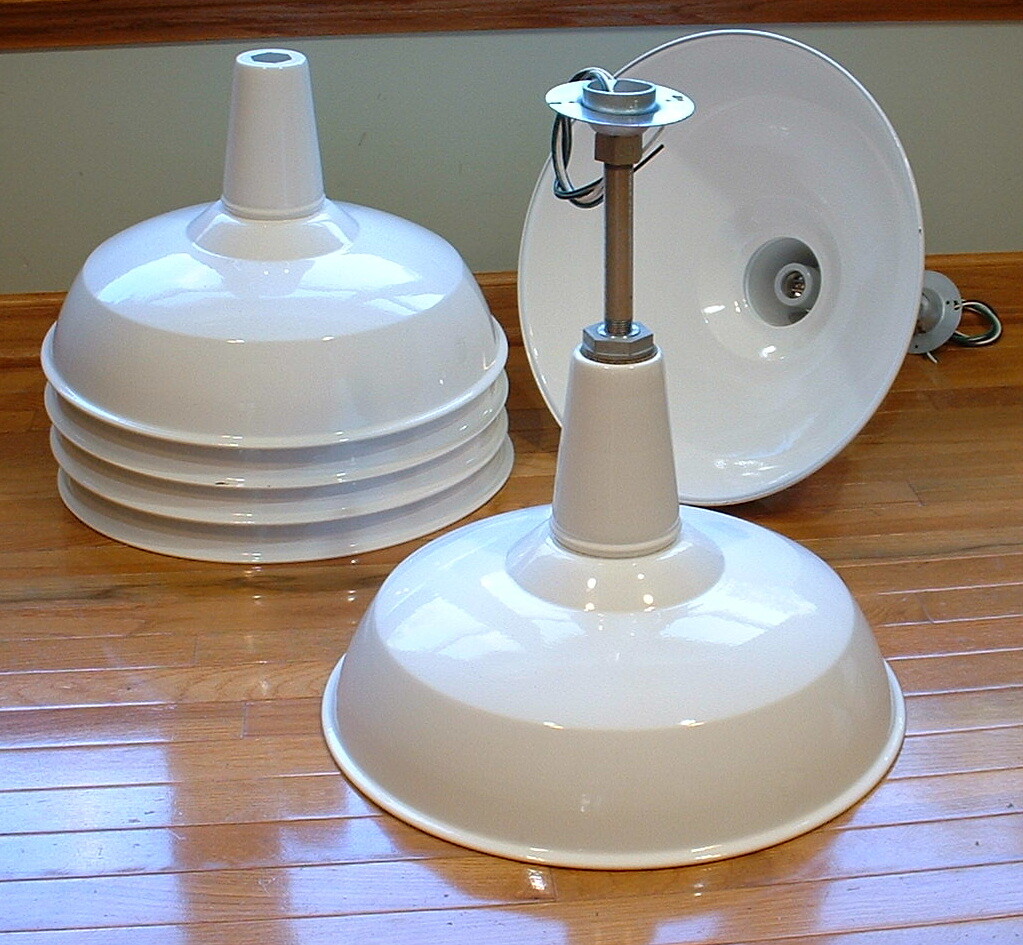 (1) 60s Benjamin 18″ Porcelain Industrial Green Barn Light Vintage A’s UL White