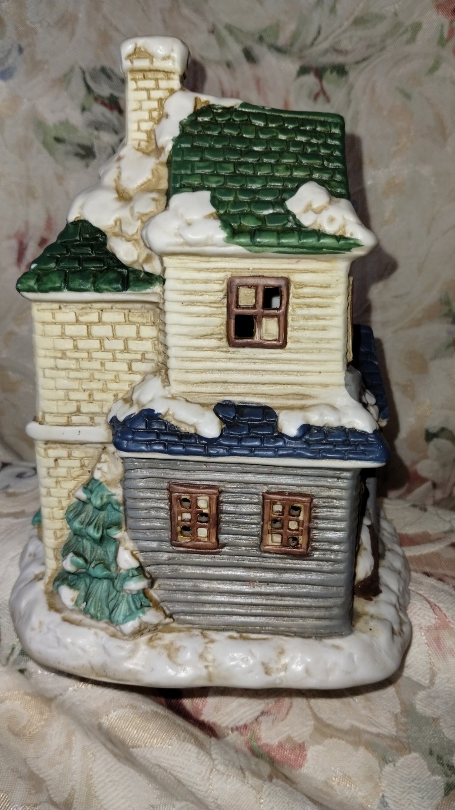 mervyns village square christmas village / Village Inn/ See Description