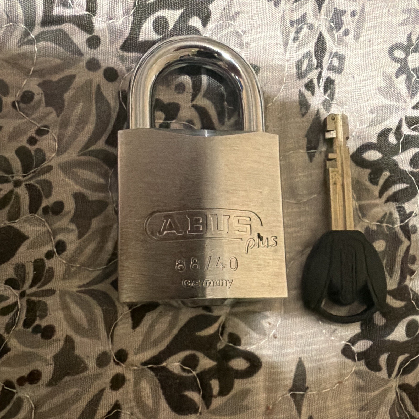 ABUS 75IB/30, ABUS 88/40 Plus, ABUS T84MB/40 with keys. Locksport.