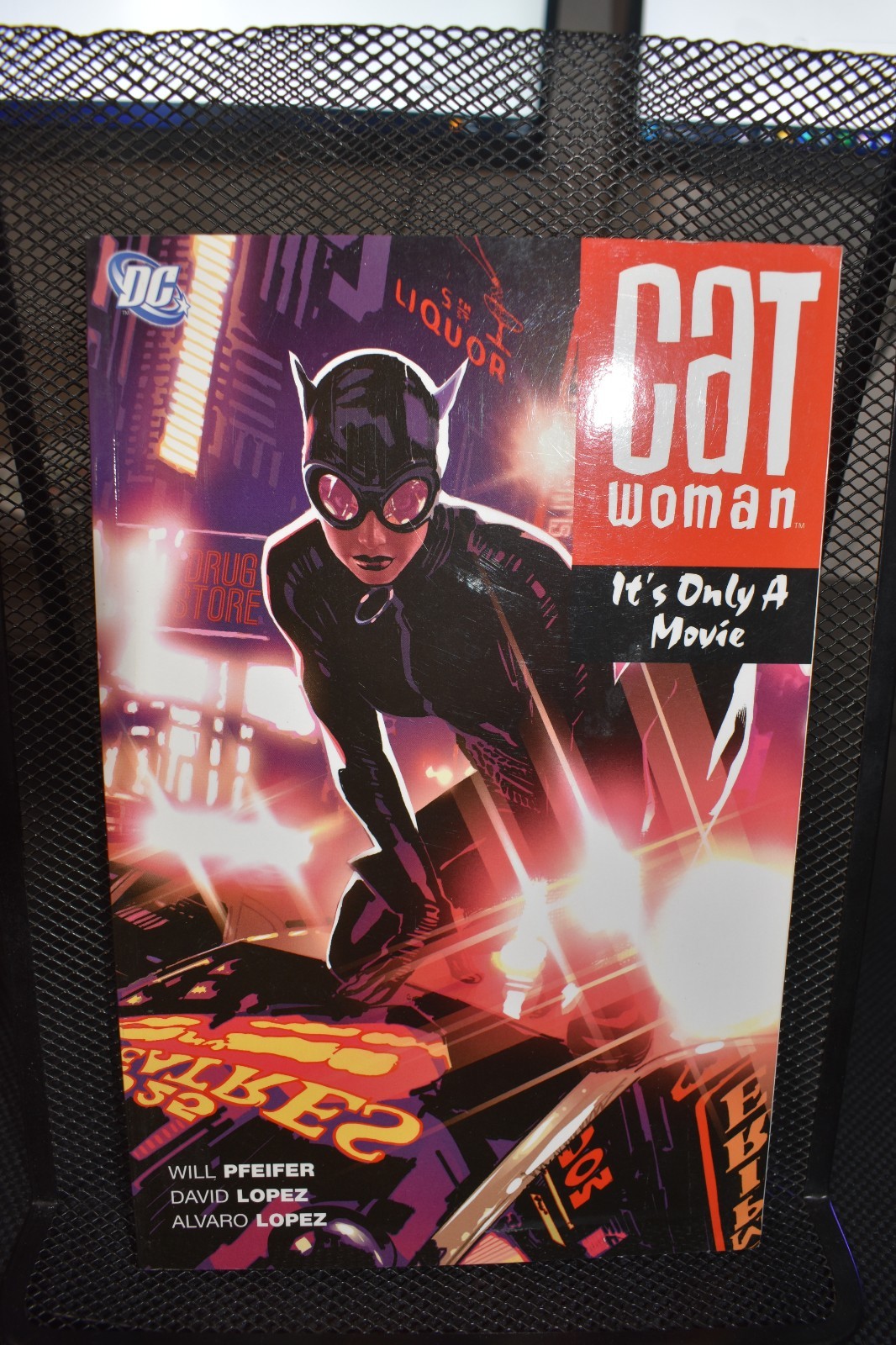 Catwoman: It’s Only a Movie Adam Hughes Cover DC TPB 2007 Selina Kyle Batman