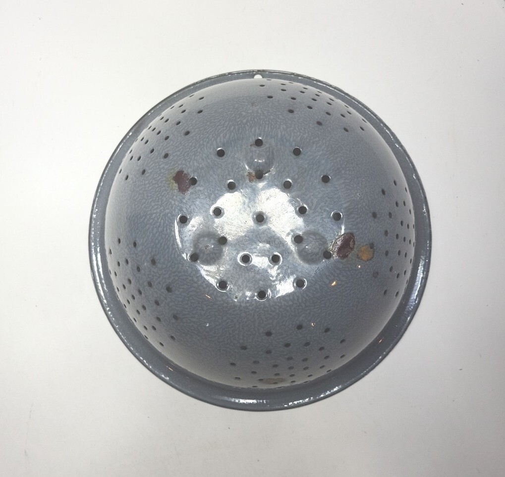 Vintage Enamelware – Granitware Gray Colander 11.125” Dia x 4.75″ Tall