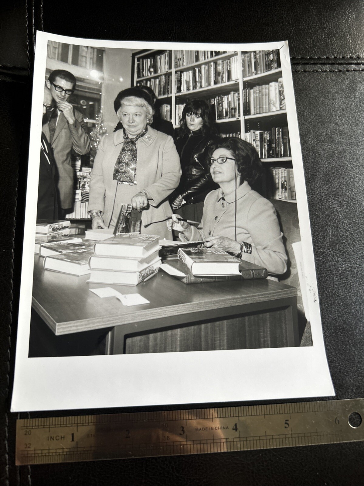 s20 Original Press Photo 1970 Lady Bird Johnson In London For Book Signing