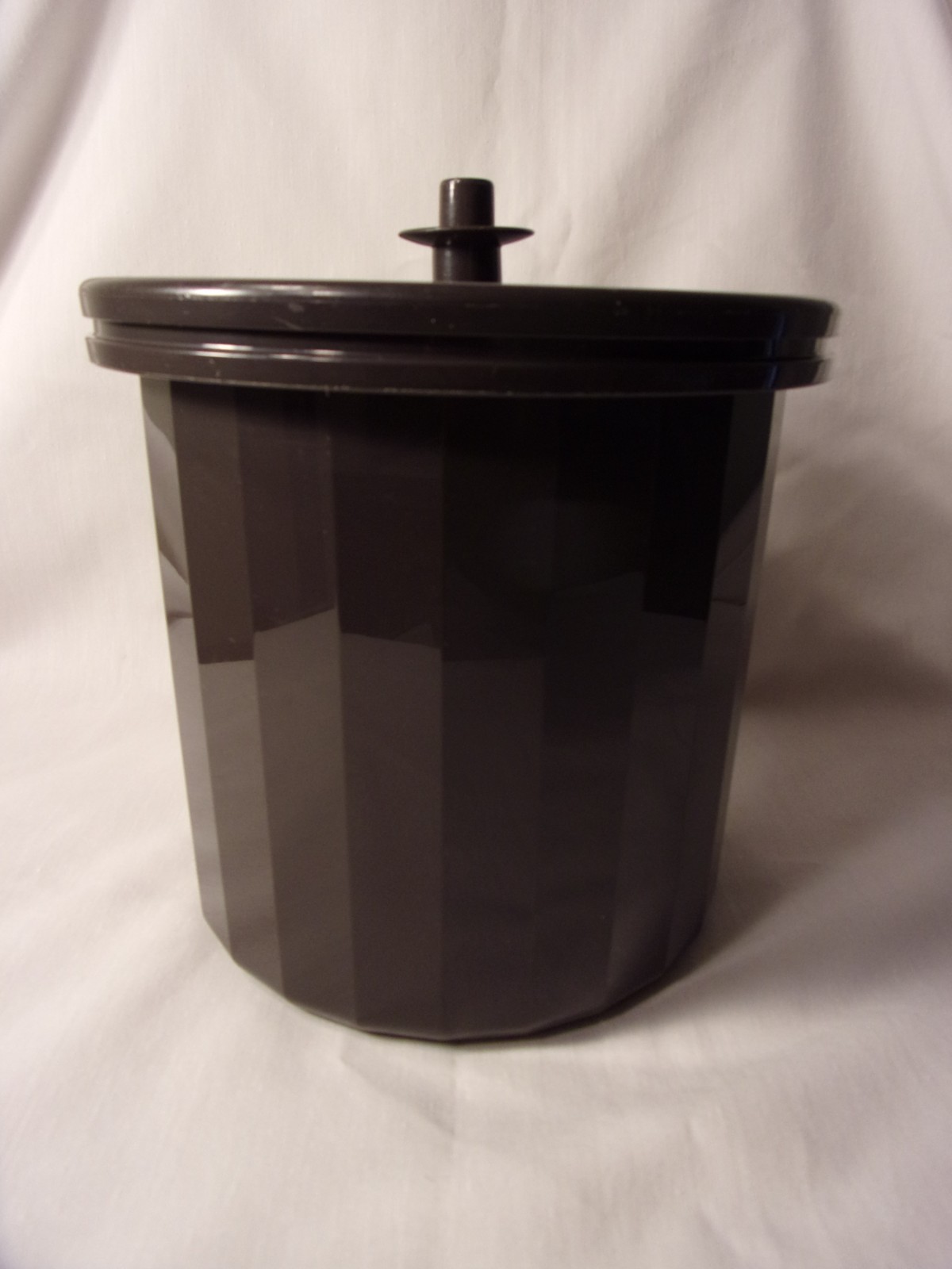 VINTAGE TUPPERWARE Ice Cube Bucket With Ice Tongs – Espresso Brown Color