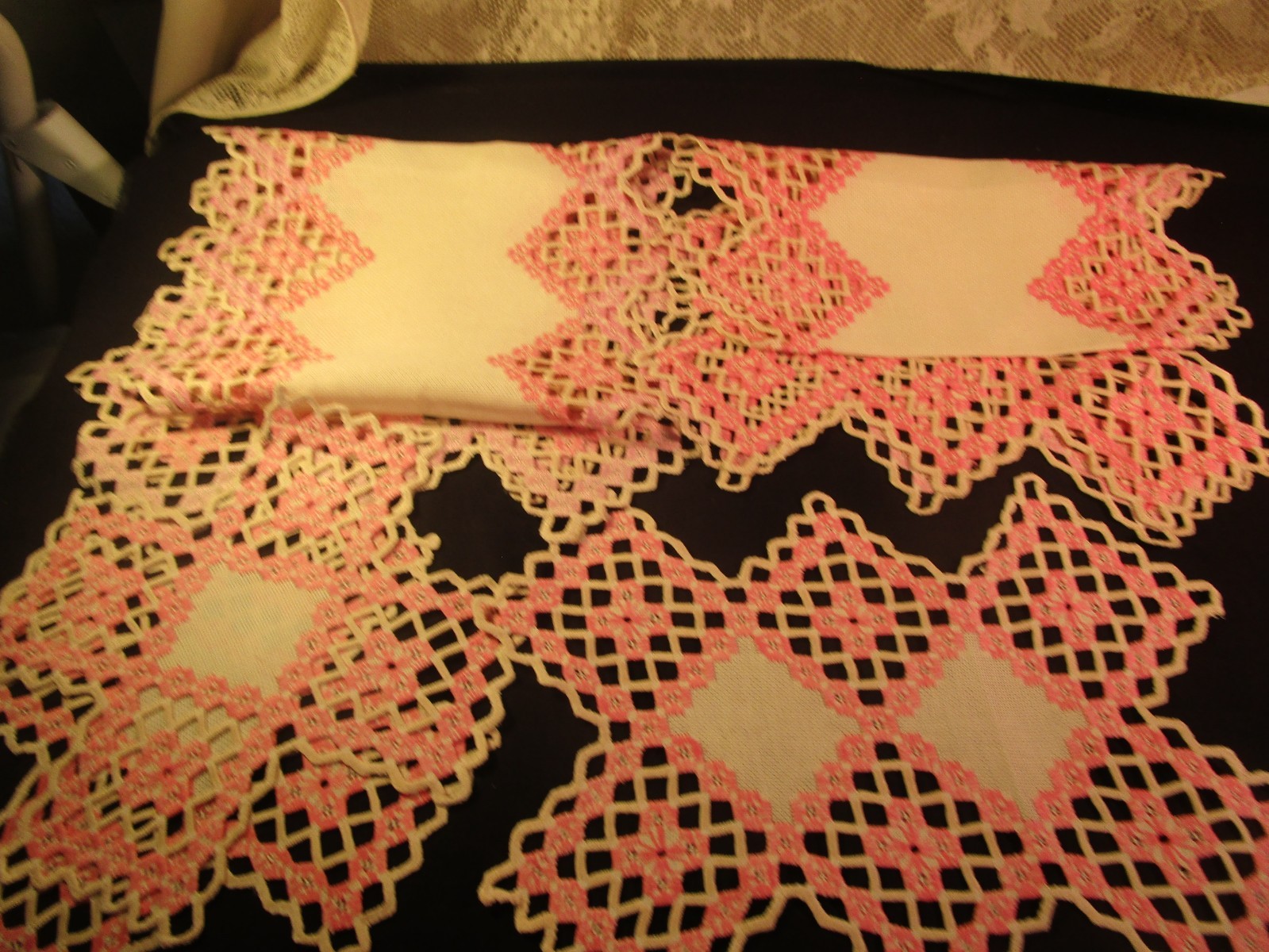 VTG. 5 PIECE DRAW WORK DOILY SET PINK & WHITE