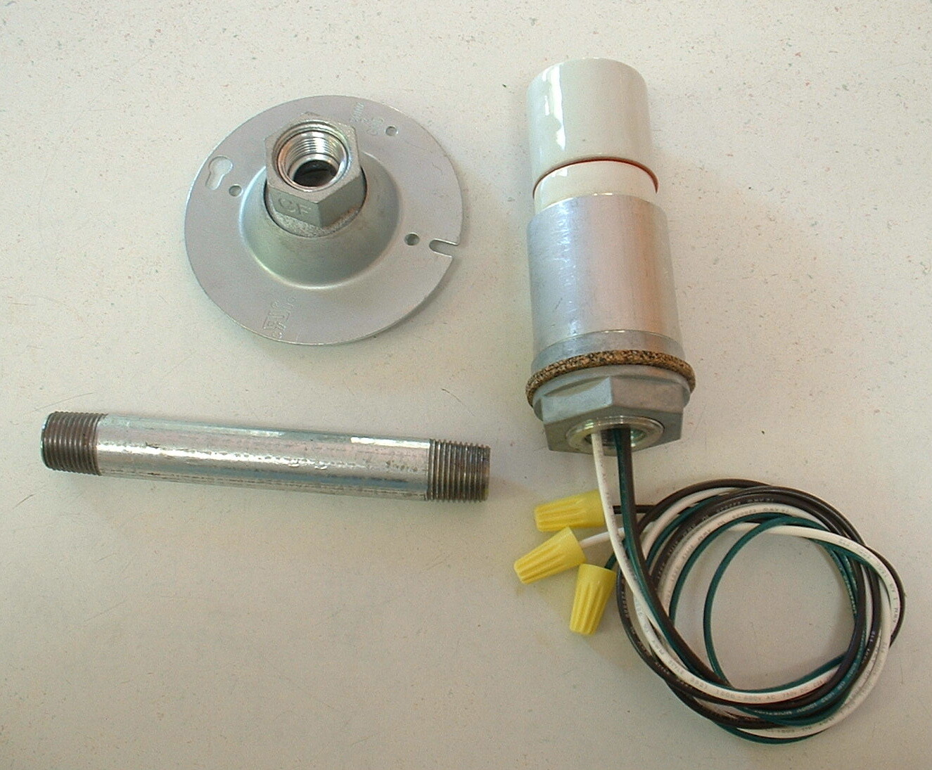 (1) 60s Benjamin 18″ Porcelain Industrial Green Barn Light Vintage A’s UL White