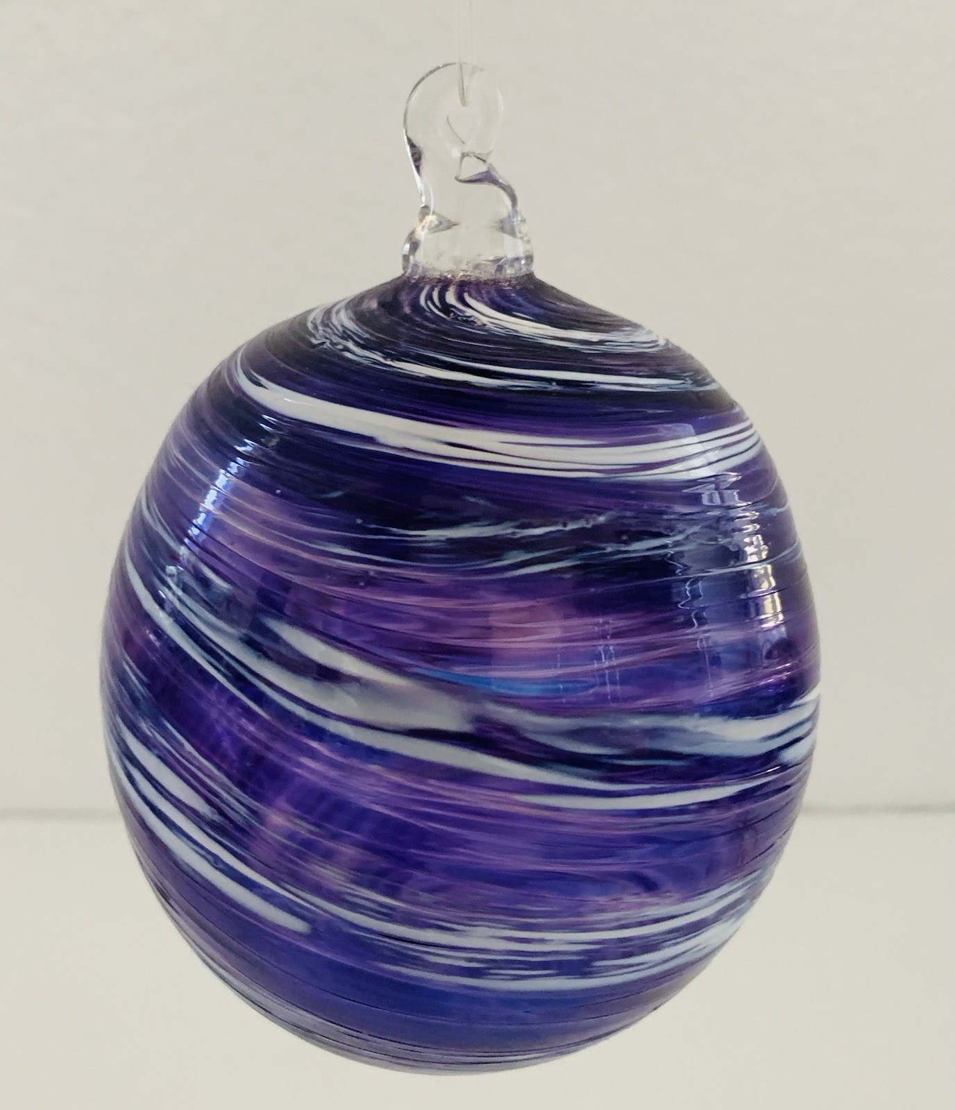 Hand Blown Art Glass Orb Blue White Swirl Christmas Ornament 3″ LT1