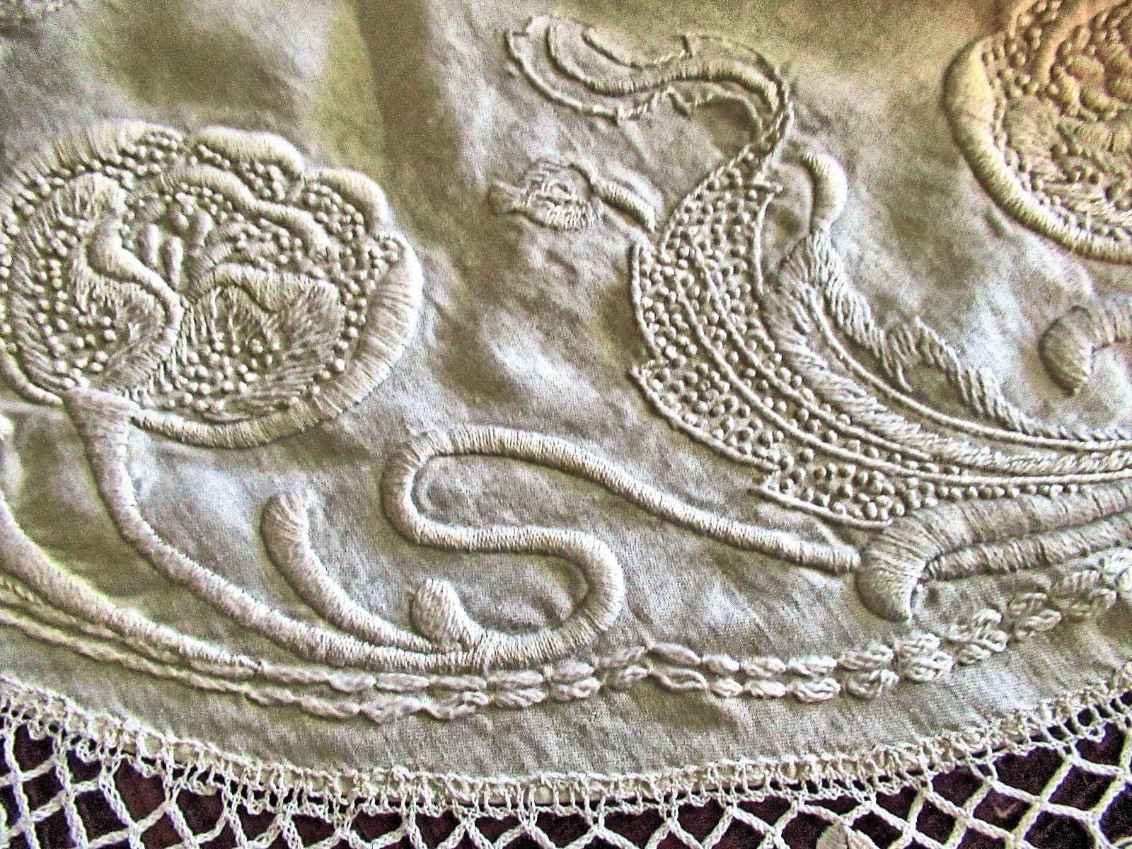 Vtg Table Topper 40″ Round White Linen Handmade Lace Embr Art Nouveau Waterlies