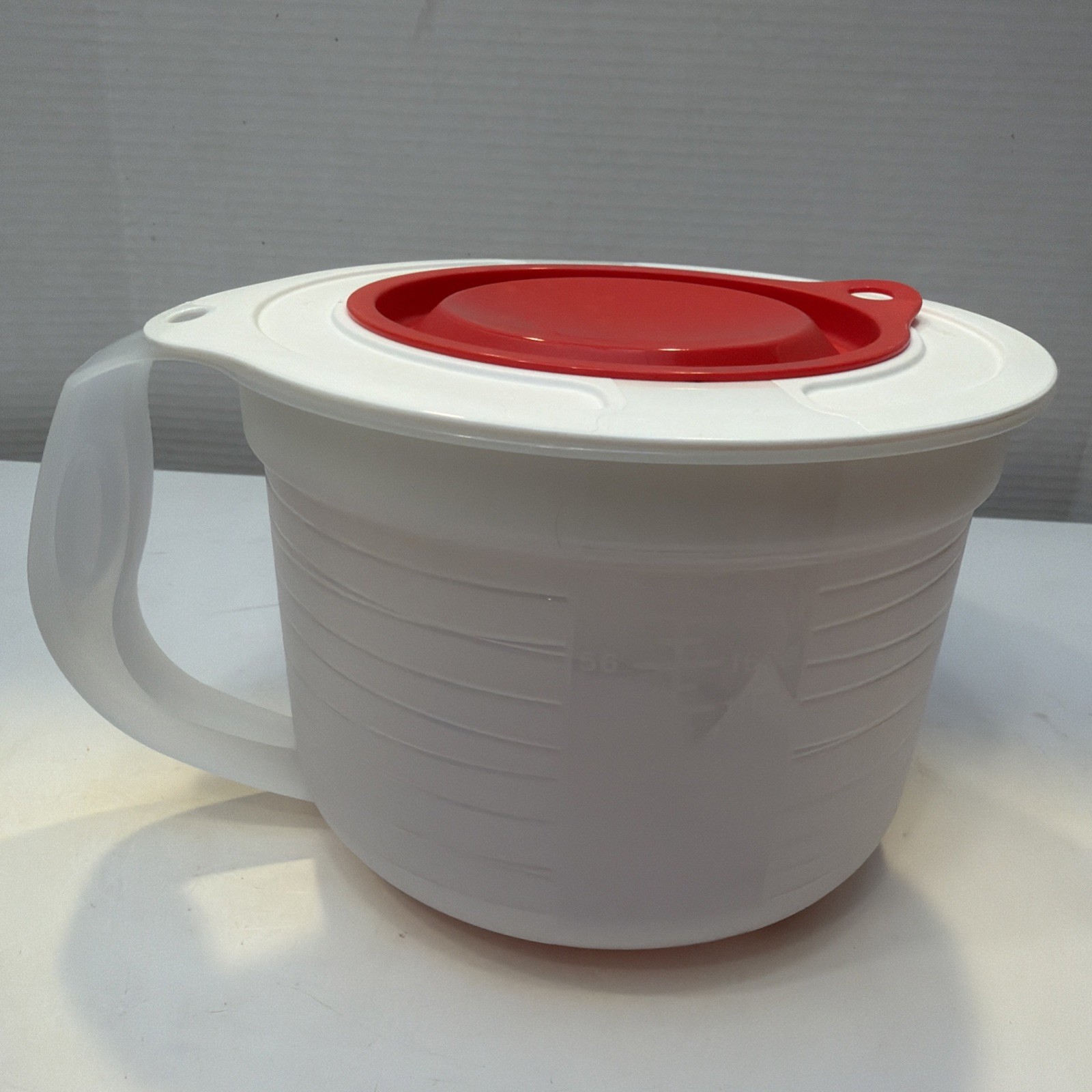 Tupperware Mix N Store Mixing Pitcher 8 cup Anti-skid, Splash Guard, Red/white