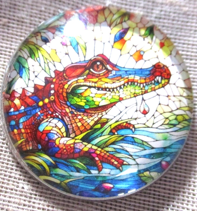 GLASS DOME PIC BUTTON “STAINED GLASS” COLORFUL SMUG ALLIGATOR AT WATER’S EDGE