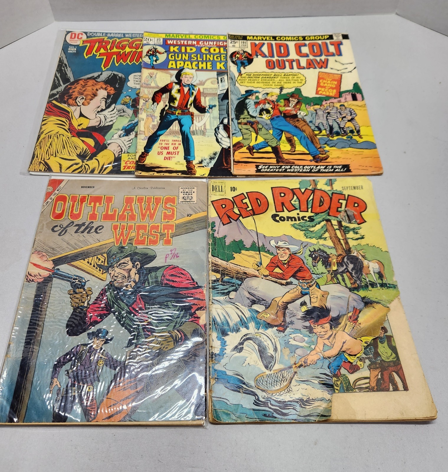 Lot Of 5 Vintage Weatern Comics Trigger Twins Kid Colt Outlaws Red Rider